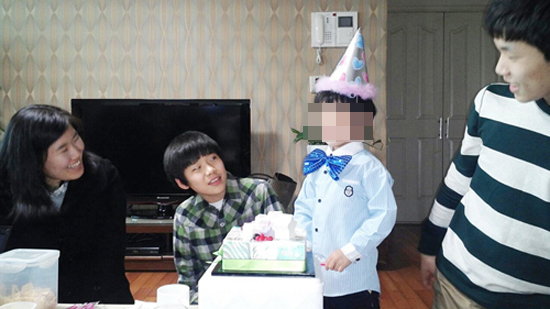  지난해 6번째 생일을 맞은 인호가 고깔모를 쓰고 가족들 앞에서 활짝 웃으며 재롱을 부리는 모습.
