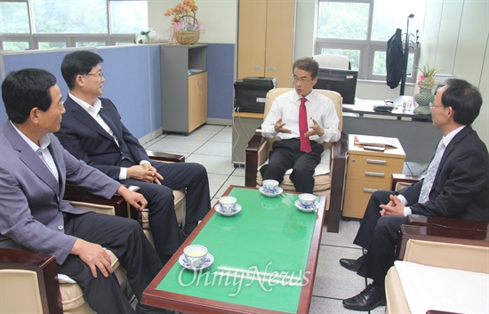  박종훈 경남도교육감 당선인이 경남교육정보원에 있는 교육감직인수위원회를 찾아온 도서관 관계자들을 만나 이야기를 나누고 있다.