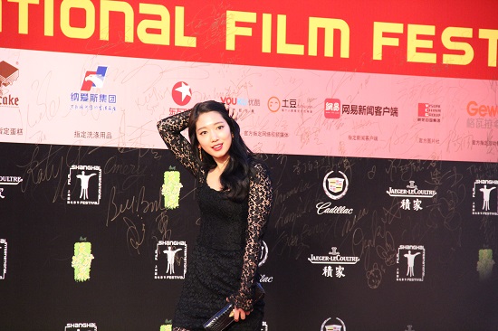  드라마 <상속자들> 등 활발한 활동으로 중국에서 '신예 한류스타'로 손꼽히는 배우 박신혜가 카메라 앞에서 포즈를 취하고 있다.