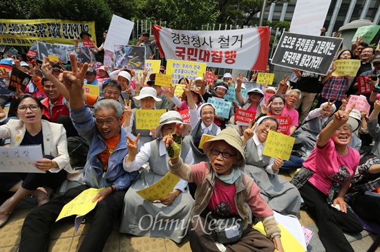 밀양주민이 만든 승리의 'V' 765kV 고압 송전탑 저지 농성 중인 경남 밀양주민과 수녀, 신부, 시민단체 회원들이 16일 오전 서울 서대문 경찰청앞에서 지난 11일 행정대집행 강행과 이 과정에서 벌어진 경찰의 폭력을 규탄했다. 고령의 주민 부상자가 속출한 강제 진압 뒤  'V'를 한 채 기념촬영한 경찰을 규탄하면서, 밀양 주민들이 "승리"를 외치며 'V'를 만들어 보이고 있다.