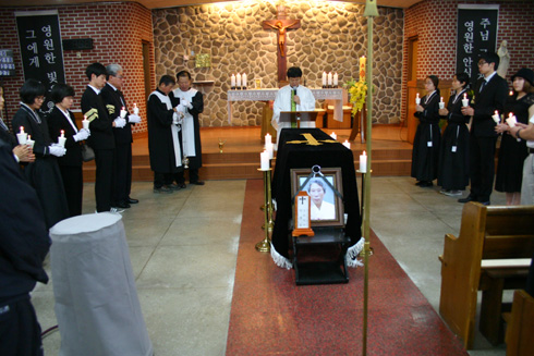 천주교 원주 우산동성당에서 유족들이 참석한 가운데 그라시아 이경조 장모님의 장엄한 장례미사가 올려지고 있다.