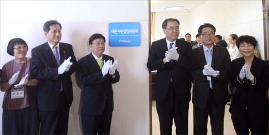 권선택 대전시장 당선인 인수위원회인 '대전시민경청위원회'가 16일 현판식을 갖고 첫 회의를 개최했다.
