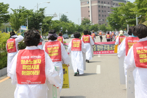 전주대·비전대 청소노동자들은 2011년 초 민주노총에 가입하고 노동조건 개선 등을 요구하는 투쟁을 벌였다. 