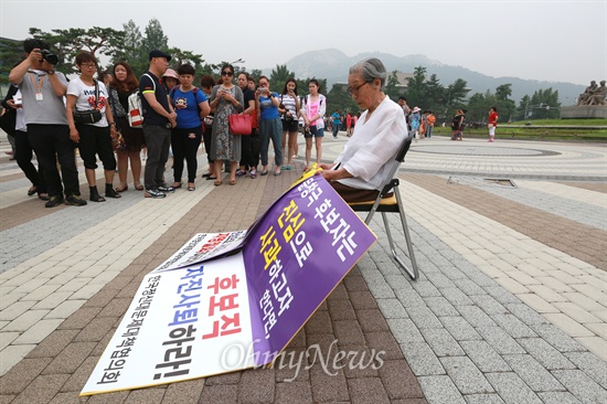 청와대 관광 중인 중국 단체 관광객들이 김복동 할머니 1인 시위를 관심있게 지켜보고 있다.