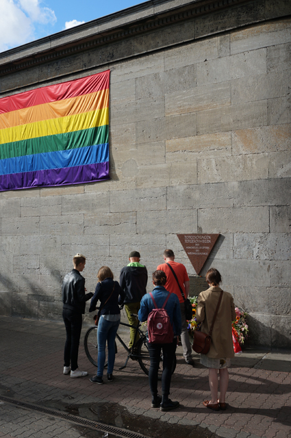독일 베를린 놀랜도르프 플라츠 전철역 앞에 세워진 동성애자 기념비