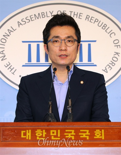 김상민, 문창극 총리 후보의 자진사퇴 거듭 촉구 김상민 새누리당 의원이 17일 오전 국회 정론관에서 기자회견을 열고 문창극 국무총리 후보의 자진사퇴를 거듭 촉구했다. 김 의원은 "문창극 총리후보자 인준은 일본과의 역사 전쟁에서 스스로 무장해제 하는 것"이라며 "위안부 문제에 대해 일본의 사과가 필요 없다"라는 분이 인준 된다면 "고노 담화를 무력화 시키려는 아베 정부가 이를 악용할 것"이라고 강조했다.