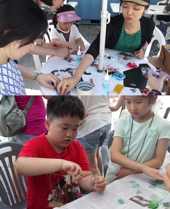 업사이클링 제품을 만들어보는 체험행사에 시민들이 직접 참여하고 있다. 자투리 천으로 브로치를 만드는 시민(위), 파도에 마모된 유리조각으로 목걸이를 만드는 어린이(아래). ⓒ 김연지