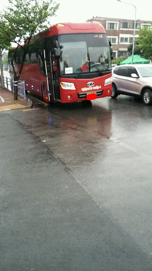 원망스럽게도 하늘이 비를 뿌리는 날. 진도로 향하는 버스가 승강장에서 가실 분들을 기다리고 있다.