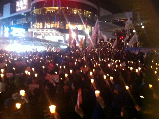 국가기관 선거개입을 규탄하는 촛불집회가 서울역에서 열리고 있다.