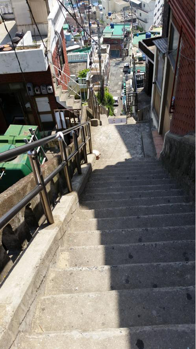 길고 가파른 계단들이 산복도로 위 아래를 이어주고 있다.