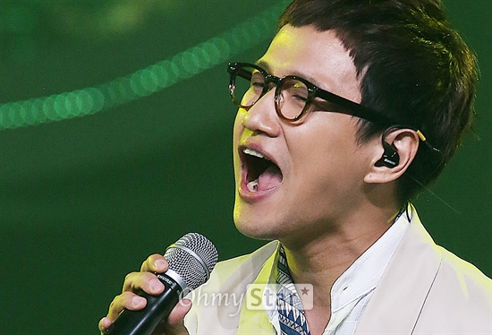   스윗소로우의 김영우가 12일 오후 서울 상암동 CJ E&M센터에서 열린 Mnet <엠카운트다운>에서 '설레고 있죠'를 열창하고 있다.
