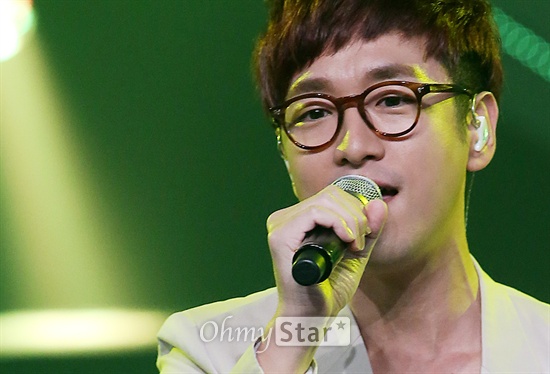  스윗소로우의 성진환이 12일 오후 서울 상암동 CJ E&M센터에서 열린 Mnet <엠카운트다운>에서 '설레고 있죠'를 열창하고 있다.