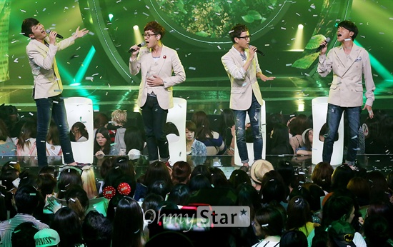 스윗소로우가 12일 오후 서울 상암동 CJ E&M센터에서 열린 Mnet <엠카운트다운>에서 '설레고 있죠'를 열창하고 있다.