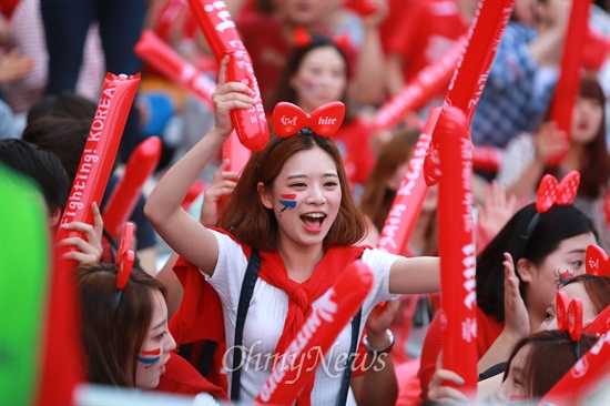 승리를 위하여! 18일 오전 서울 광화문광장에서 브라질월드컵 러시아전 거리응원이 펼쳐지고 있다.
