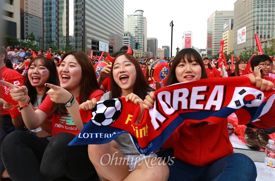 승리를 위하여! 18일 오전 서울 광화문광장에서 열린 브라질월드컵 러시아전 거리응원에서 시민들이 열띤 응원전을 펼치고 있다.