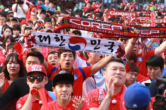 승리를 위하여! 18일 오전 서울 광화문광장에서 열린 브라질월드컵 러시아전 거리응원에서 시민들이 열띤 응원전을 펼치고 있다.