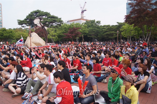 18일 오전 7시부터 열린 월드컵 한국과 러시아전을 보기 위해 대구국채보상기념공원에는 1000여 명의 시민들이 모여 열띤 응원을 벌였다.