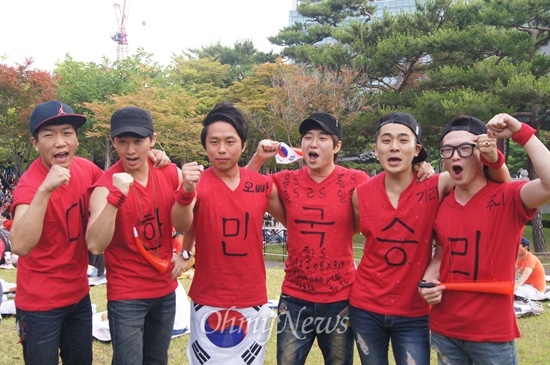 경일대학교 학생들이 18일 오전 대구국채보상기념공원에서 열린 월드컵 한국 대 러시아전 웅원전에서 파이팅을 하고 있다.