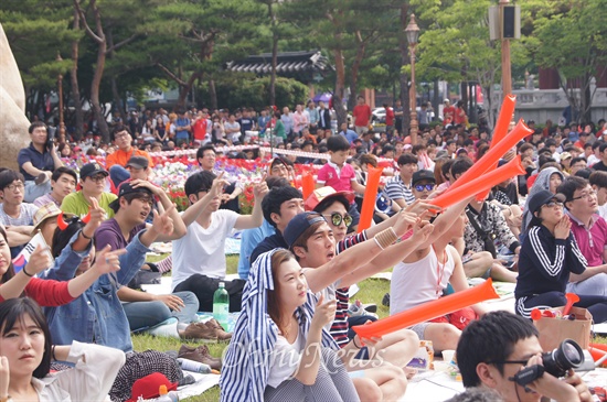 대구국채보상기념공원에서 18일 오전 열린 월드컵 한국 대 러시아전을 응원하러 나온 시민들이 열띤 응원전을 펼치고 있다.