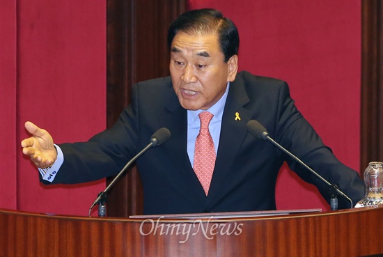 이재오 새누리당 의원이 9일 "박근혜 대통령의 수첩에는 그렇게도 사람이 없는가"라고 박 대통령을 비판했다. 사진은 지난 6월 18일 국회 대정부질문에 나선 이재오 의원의 모습. 