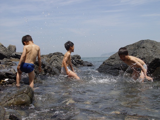 집에서 수영복 챙겨오지 못했습니다. 아이들이 속옷만 걸치고 물놀이를 합니다. 막내는 바닷물을 맛보기까지 합니다.
