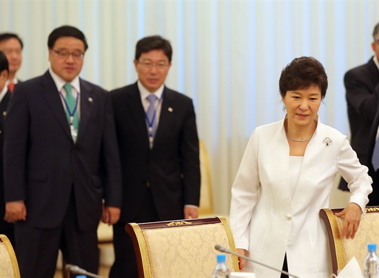 우즈베키스탄을 국빈 방문중인 박근혜 대통령이 17일 오후(현지시간) 우즈베키스탄 타슈켄트 대통령궁 영빈관에서 열린 확대 정상회담에 참석하고 있다.
 
 
