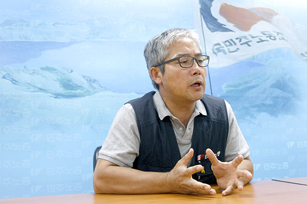 위원장은 세월호 유가족들이 민주노총에 찾아와 특별법 제정을 위한 서명운동에 함께 해 달라고 호소했다. 