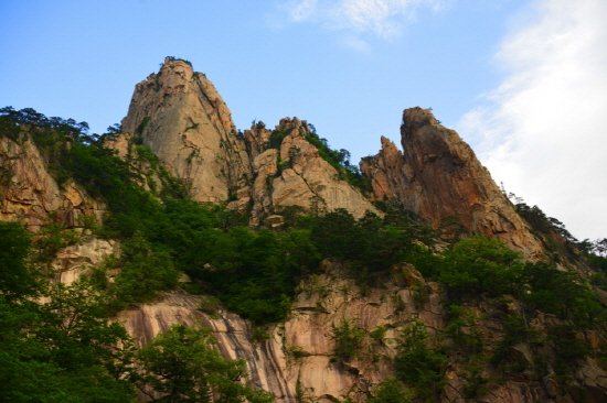  비선대에서 올려다 본 장군봉(미륵봉), 형제봉, 적벽의 웅장한 모습