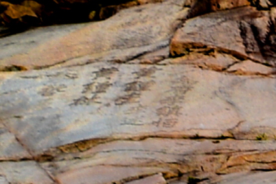 비선대에 새겨진 각자(刻字).비선대 바위에는 예부터 수많은 시인 묵객이 찾아와 자신의 이름을 새겨놓고 있다. 