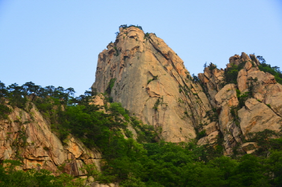 우뚝 솟아있는 미륵봉(장군봉) 중간에는 원효대사가 수행을 했다는 금강굴이 있다.