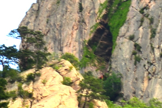 미륵봉 중간에 있는 금강굴에는 작은 암자가 있다.