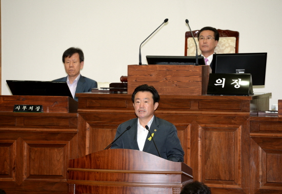 정의당 김진영 울산시의원이 19일 오전 열린 제 5대 시의회 마지막 회기 고별 5분 발언에서 "마지막으로 2가지 사업만 부탁을 드리고 떠나려 한다"고 발언하고 있다.

