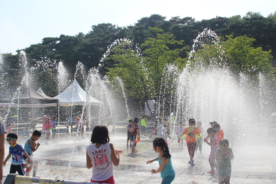 서울월드컵경기장 광장 분수에서 신나게 물놀이를 즐기는 아이들