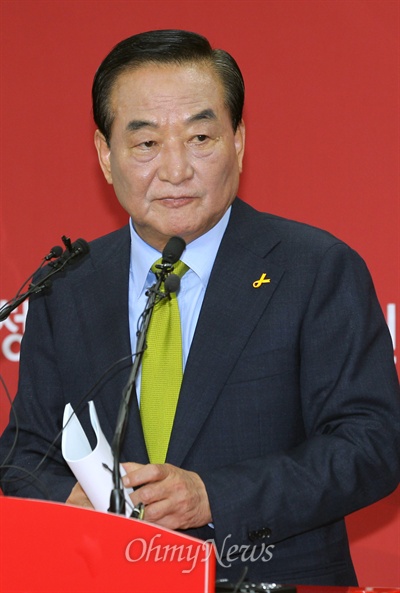 서청원 새누리당 의원이 19일 서울 여의도당사에서 기자회견을 열어 "국민의 뜻을 받아 국정을 주도하고 무한 책임을 지는 책임정당의 '책임대표'가 되고자 한다"면서 7·14 전당대회 대표 경선 출마를 공식 선언했다.