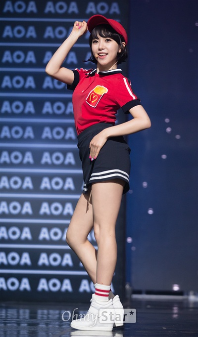 AOA 민아, '귀여운 '단발머리'  컴백한 걸그룹 AOA의 민아가  19일 오후 서울 상암동 CJ E&M센터에서 열린 Mnet <엠카운트다운>에서 '단발머리'를 열창하며 섹시한 무대를 선보이고 있다.