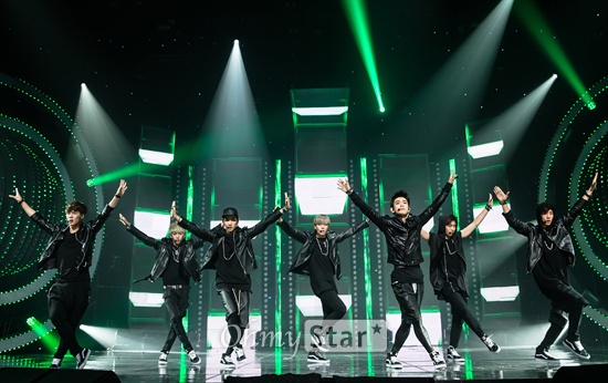 갓세븐, 웅장한 컴백 컴백한 갓세븐이 19일 오후 서울 상암동 CJ E&M센터에서 열린 Mnet <엠카운트다운>에서 'Good Tonight'과 'A'를 열창하며 화려한 무대를 선보이고 있다. 