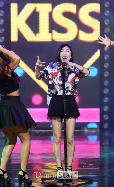 박정현, '더블 키스'로 흥겹게 가수 박정현이 19일 오후 서울 상암동 CJ E&M센터에서 열린 Mnet <엠카운트다운>에서 '더블 키스'를 열창하고 있다.