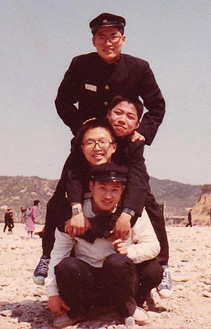 수학여행에서 찍은 사진.(아래에서 첫 번째가 김치하 촌장, 두 번째가 박종철)