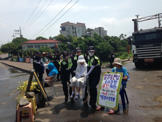 제주 강정에는 아직 평화를 위해 저항하는 사람들이 있다.
2013년 6월 11일 강정마을 공사장 앞에서 미사를 드리다가 고착되고 있는 활동가 및 수녀들