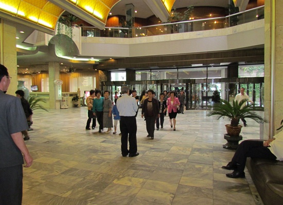 전국 각지에서 온 북한주민들이 이산가족을 만나기 위해 호텔로 들어오고 있다.