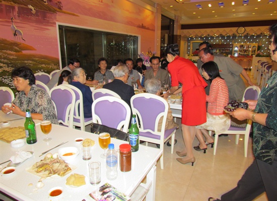 목사님 가족이 호텔에서 식사를 하고 있다. 나도 염치없이 합석해 북한의 민간음식을 맛봤다.