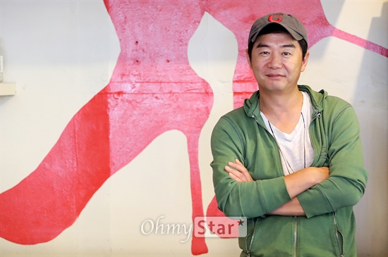  영화 <하이힐>의 장진 감독이 17일 오후 서울 팔판동의 한 카페에서 오마이스타와의 인터뷰에 앞서 포즈를 취하고 있다.