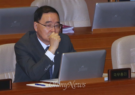 정홍원 국무총리와 서남수 교육부 장관, 강병규 안행부 장관이 20일 오전 국회 교육·사회·문화 분야 대정부질문에 출석해 생각에 잠겨 있다.