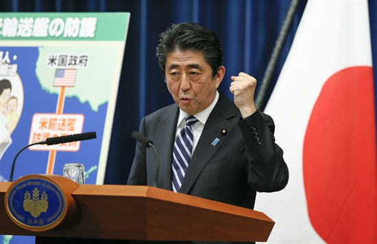아베 신조(安倍晋三) 일본 총리가 5월 15일 오후 도쿄의 총리관저에서 기자회견을 갖고 집단 자위권 행사 용인의 당위성을 주장하고 있다. (자료사진)