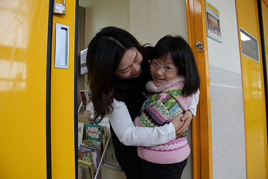 지난 2월 경기도의 혁신학교인 경기도 성남시 보평초등학교의 한 교사가 등교한 한 아이를 반갑게 맞이하고 있다(자료사진).