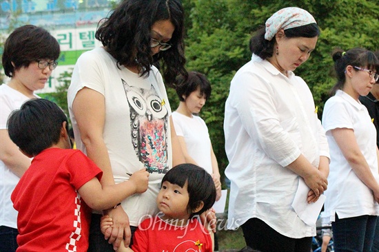  세월호 침몰사고 두 달째 되는 날인 16일 '세월호 3년상을 치르는 광주 시민상주모임'이 만들어졌다. 시민상주모임은 광주 각 지역별로 활동하던 '마을촛불'이 뜻을 모은 결과물이다. 18일 살레시오고등학교 교직원회와 일곡마을회의가 주최한 '세월호 희생자 추모를 위한 일곡마을 추모 음악회'에 참석한 주민들이 음악회 전 추모 묵념을 하고 있다.

