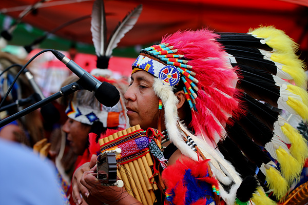 '잉카 안데스'관련 토속공예품을 판매하는 곳에서 공연이 열렸다. 전통적인 원주민 복장이 화려하다.