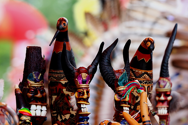 잉카 안데스의 토속품, 화려한 색깔에 주술적인 느낌들이 새겨진 듯 선명하다.