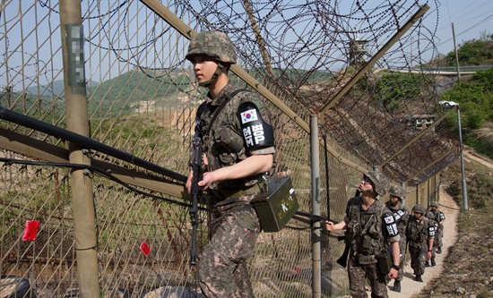 13일 오후 강원도 철원군 중부전선에서 육군 제6사단 청성부대 장병이 철책을 점검하고 있다.