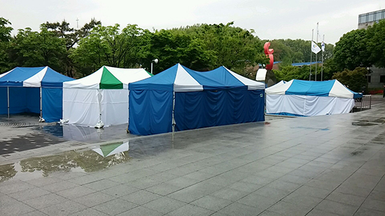 임시분향소가 폐쇄되면서 올림픽기념관 앞마당에 가득했던 천막들도 철거를 준비하고 있다.